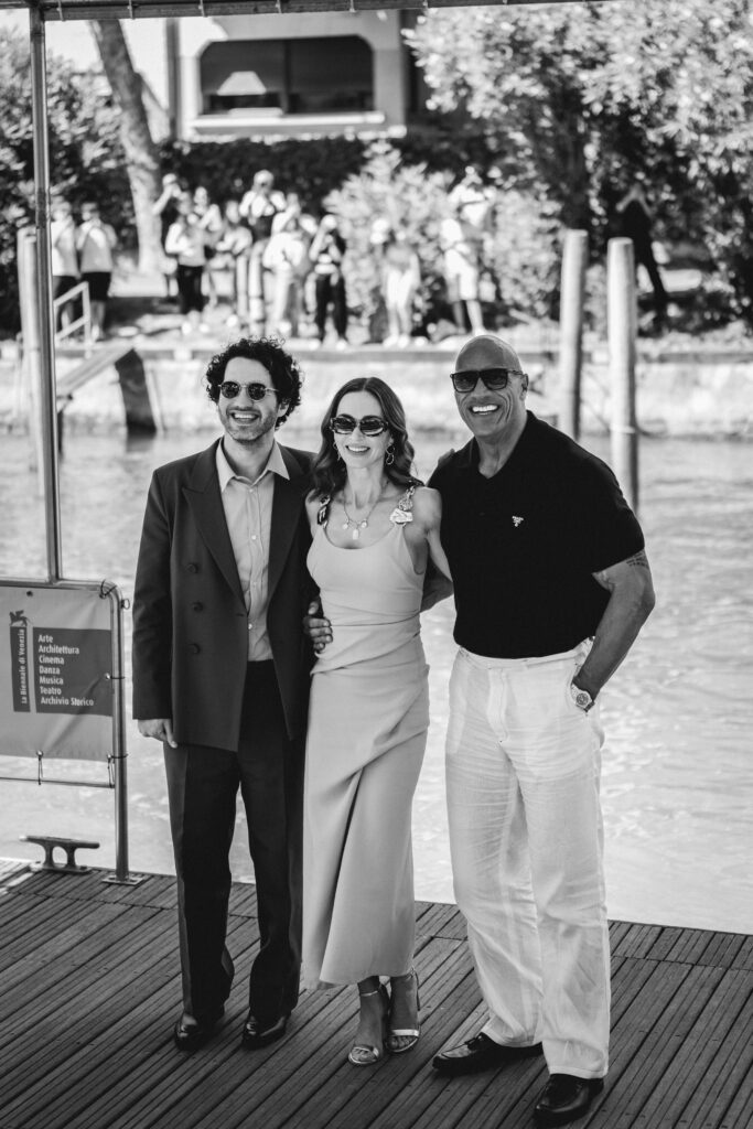 Dwayne Johnson, Benny Safdie e Emily Blunt allo sbarco al lido di Venezia per la Mostra del cinema di Venezia 82 - © Giulia Parmigiani per ScreenWorld.it