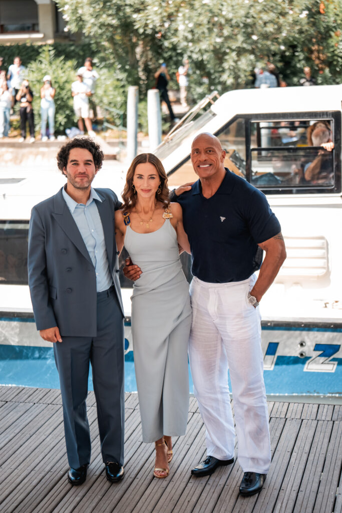 Dwayne Johnson, Benny Safdie e Emily Blunt allo sbarco al lido di Venezia per la Mostra del cinema di Venezia 82 - © Giulia Parmigiani per ScreenWorld.it