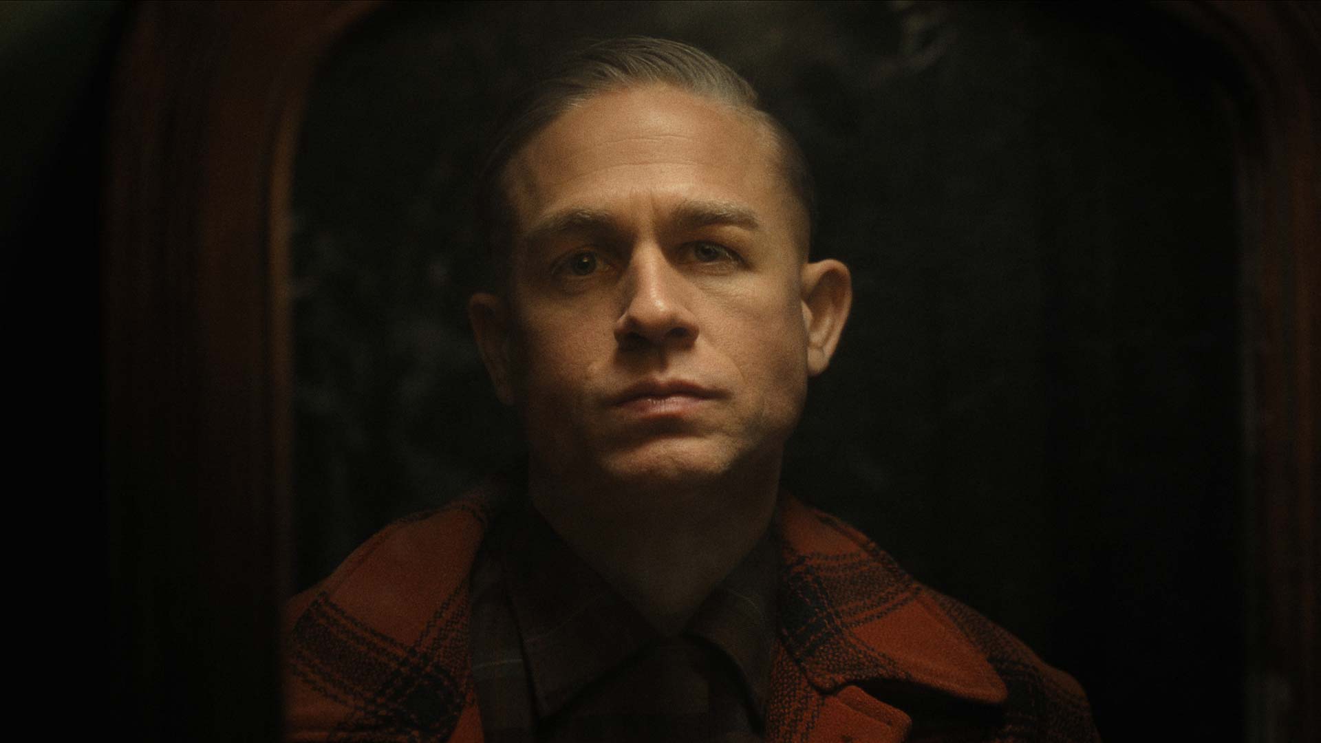 Charlie Hunnam è Ed Gein nella terza stagione di Monster