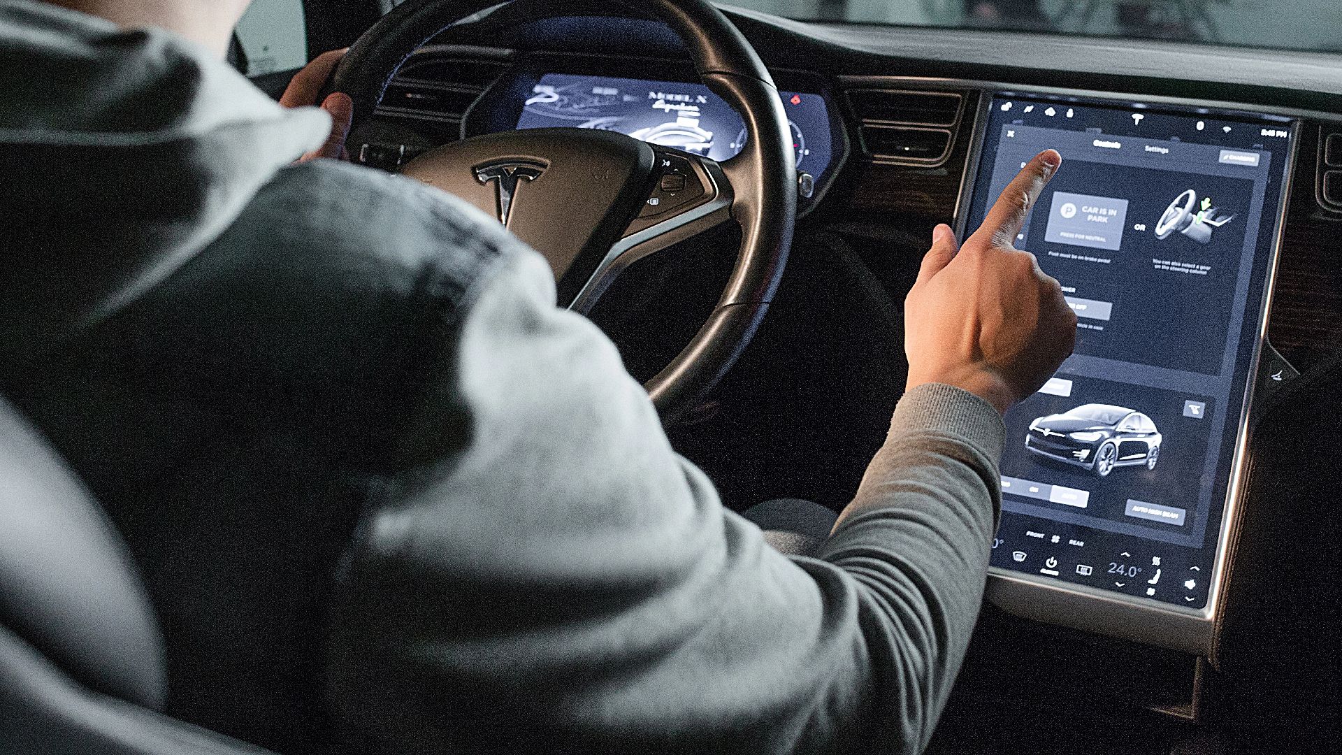 I pericoli che Elon Musk ci tiene nascosti: l’autopilota di Tesla attraversa corsie sbagliate, aperta un’indagine