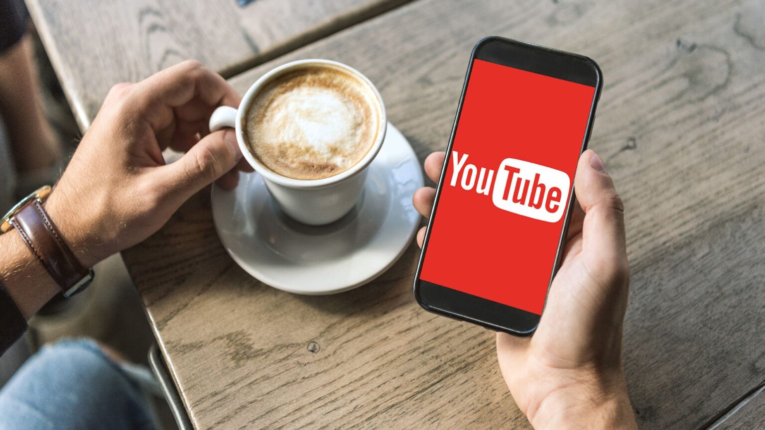 Fare colazione guardando video su YouTube