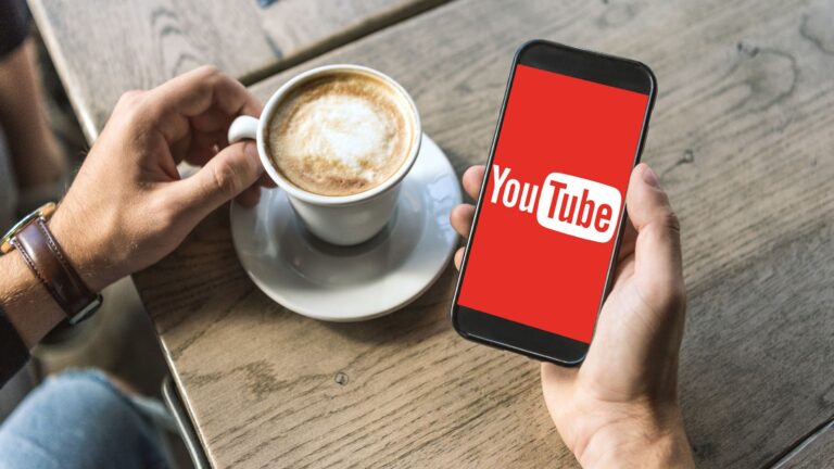 Fare colazione guardando video su YouTube