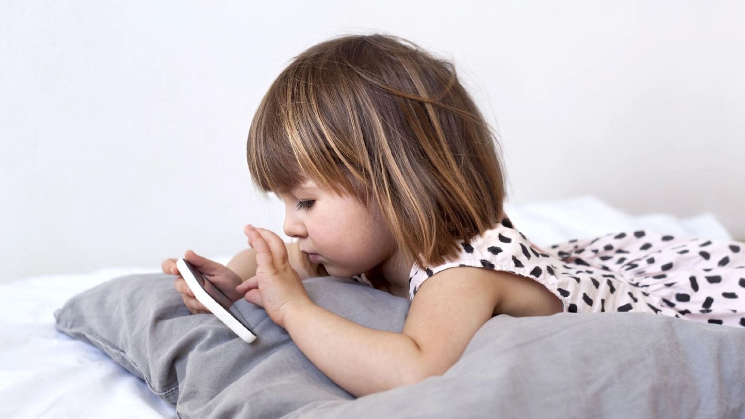 Una bambina usa troppo lo smartphone a causa dei chatbot