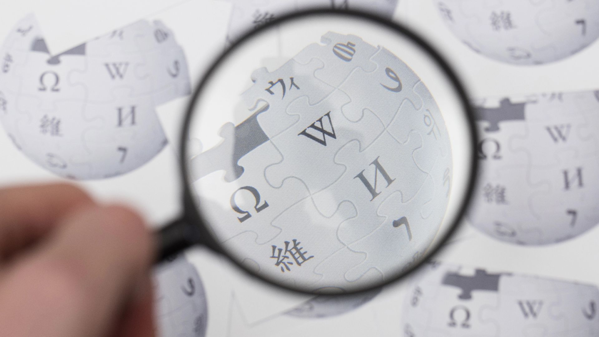 Wikipedia rischia il fallimento a causa dell’intelligenza artificiale (e i giovani cercano tutto su TikTok) Wikipedia rischia il fallimento a causa dell’intelligenza artificiale (e i giovani cercano tutto su TikTok)