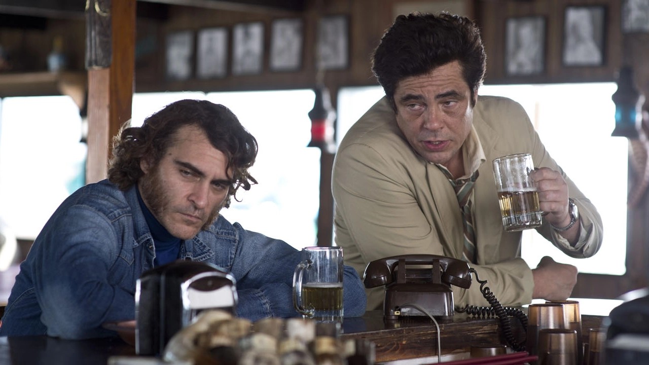 Vizio-di-Forma scena bar Joaquin Phoenix - Benicio Del Toro