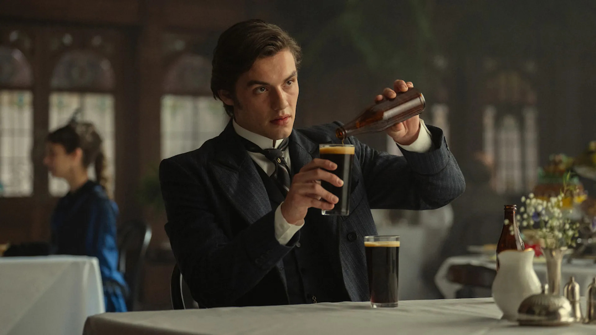 Louis Partridge in una scena di House of Guinness