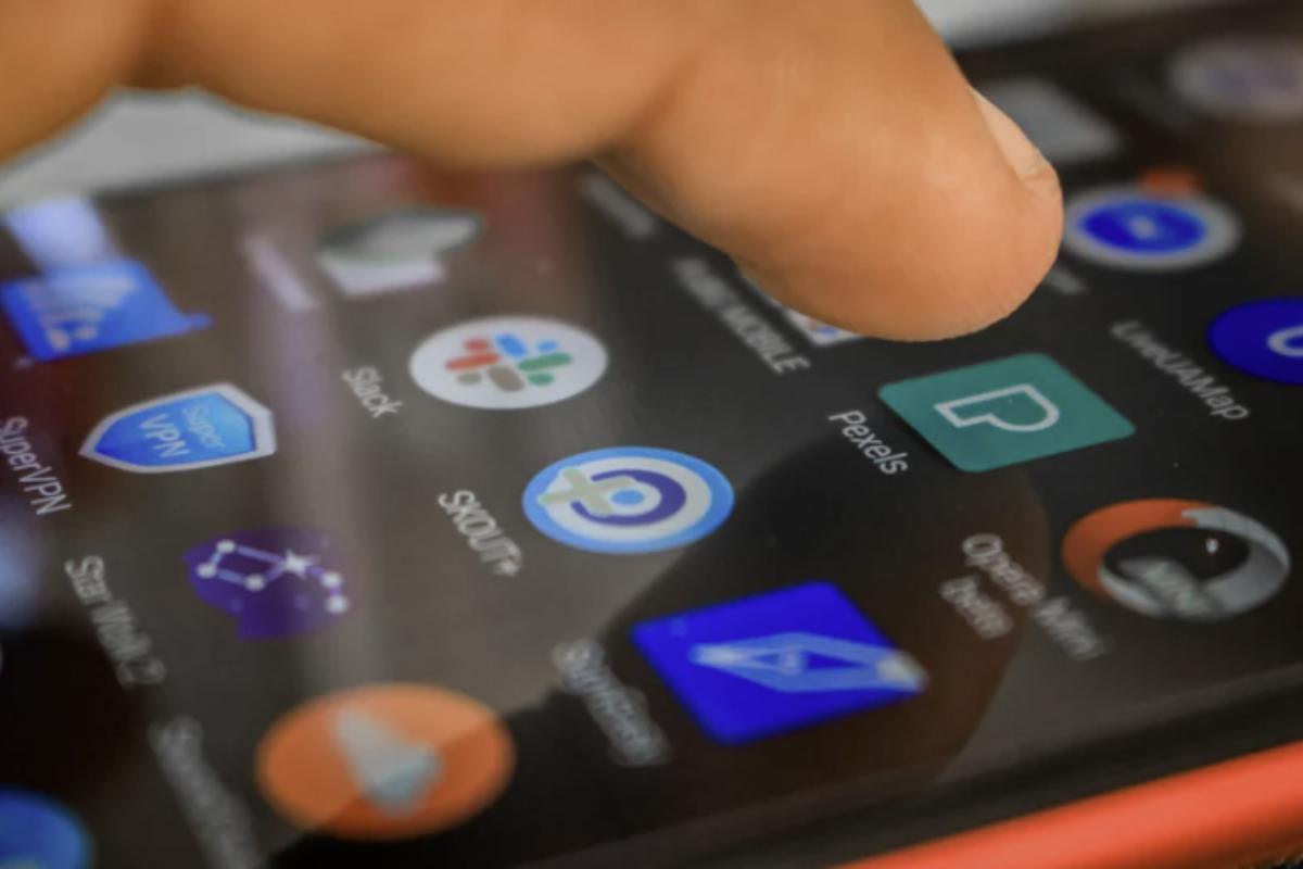 Il classico copia-incolla su Android, sebbene semplice, nasconde alcune funzionalità comode: tenendo premuto il dito su una parola o immagine si apre un menu contestuale