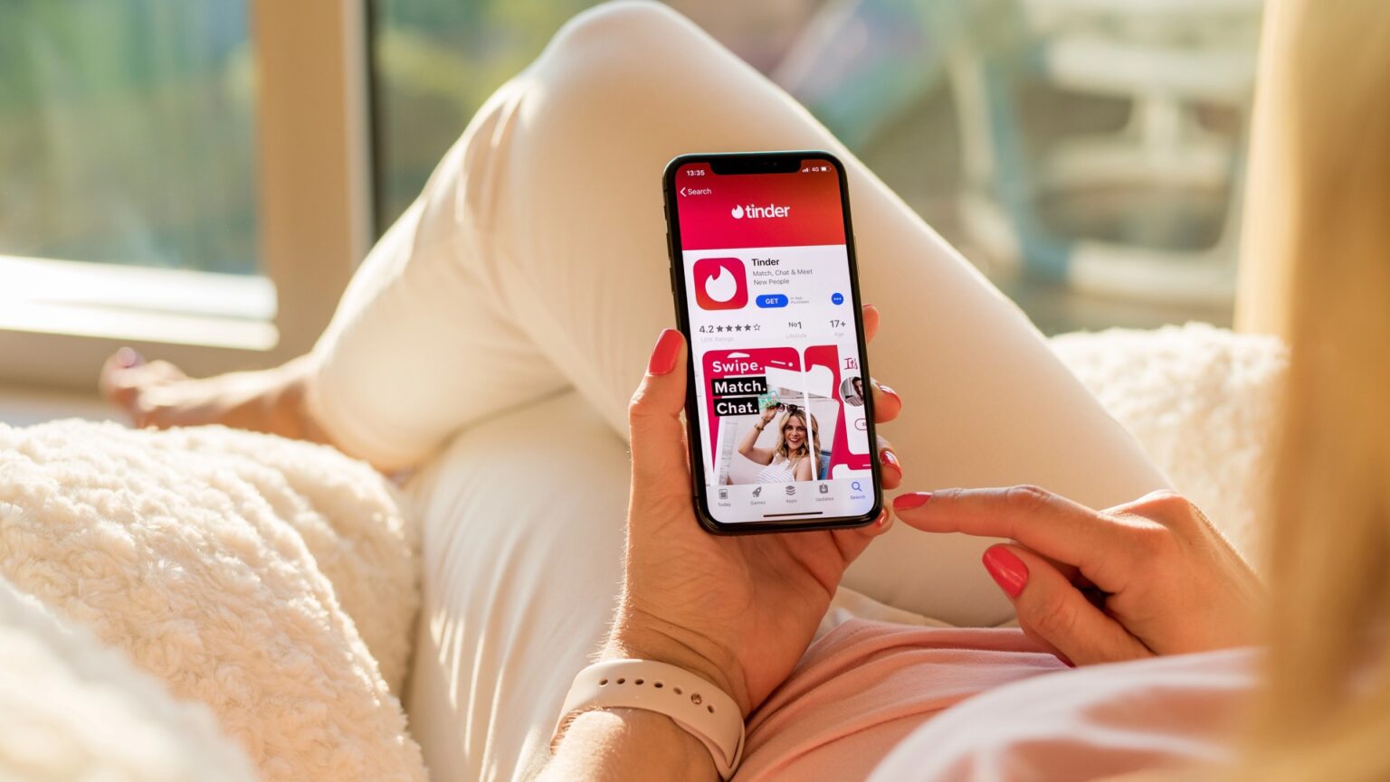 Una utente usa Tinder