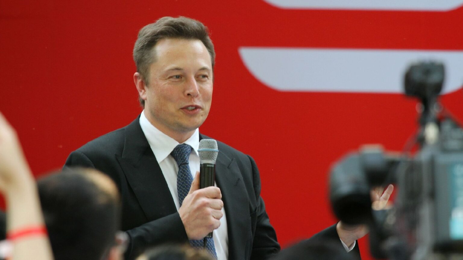 Guerra tra miliardari: O’Leary di RyanAir insulta Musk e lui risponde “Licenziatelo subito!” Elon Musk tiene un discorso