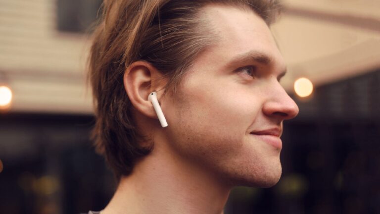 Un uomo usa le AirPods