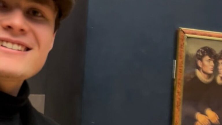 Influencer belga al Louvre