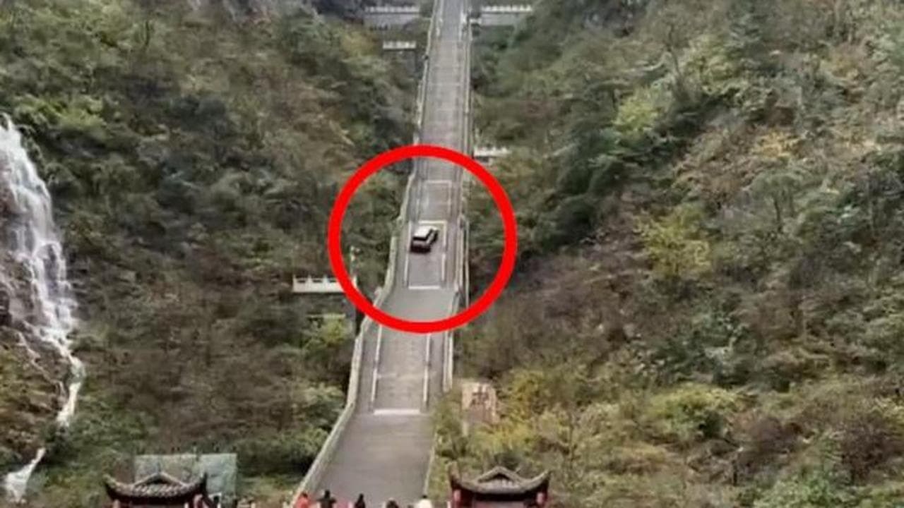 Suv elettrico cinese sulla scalinata di Tianmen