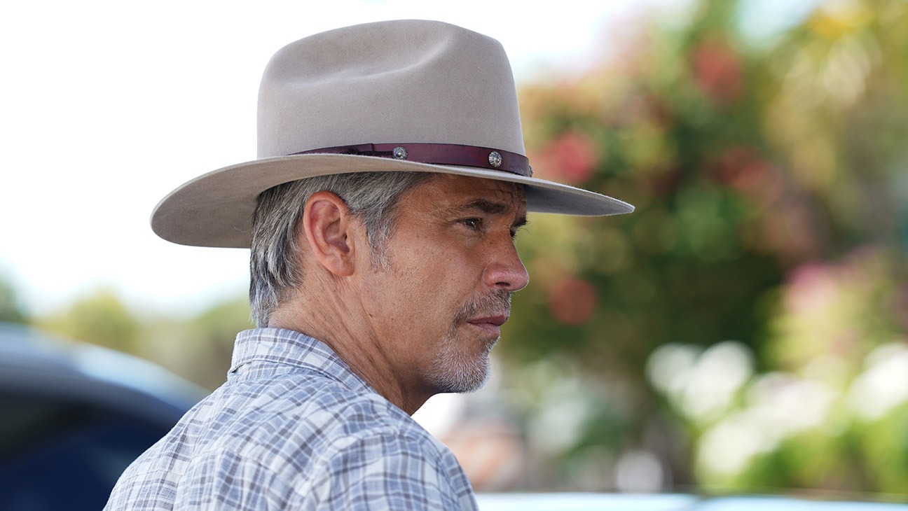 Timothy Olyphant in una scena di Justified City Primeval