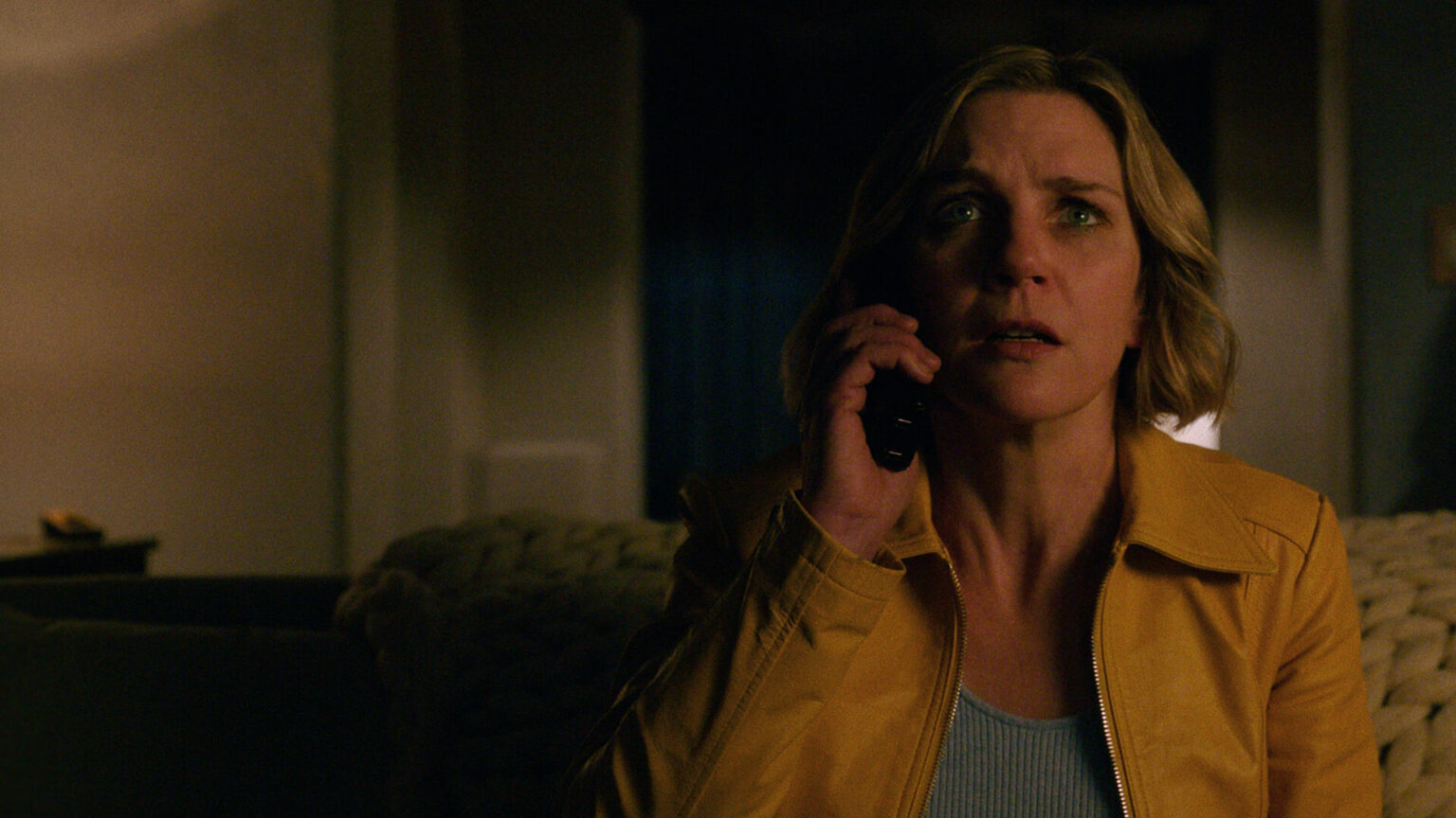 Il creatore di Breaking Bad odia l’IA: il messaggio nascosto nella sua nuova serie che potresti non aver notato (e che ti piacerà) Pluribus, Carol al telefono.