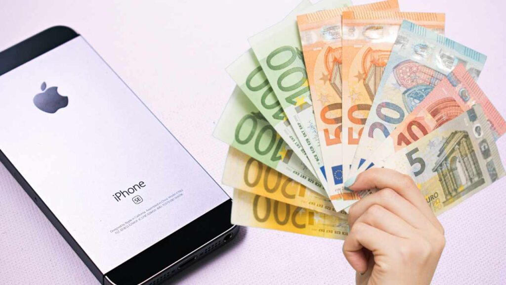 ipone euro in mano