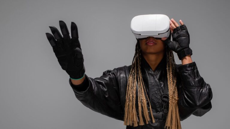 Una donna usa il metaverso attraverso un visore di realtà virtuale