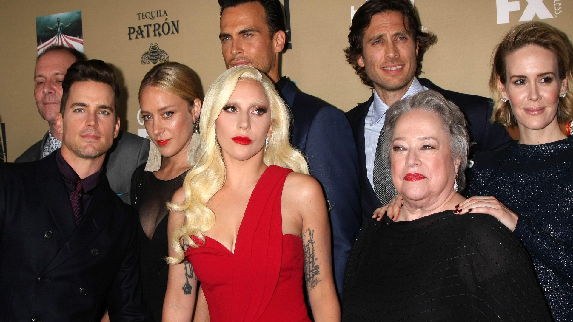 Sarah Paulson con il cast di American Horror Story 5