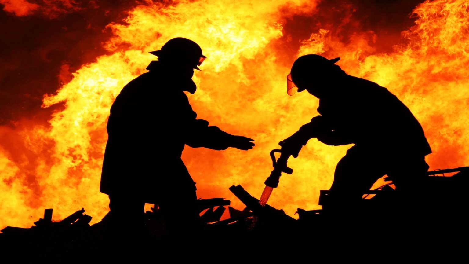 Vigili del fuoco in azione - Depositphotos