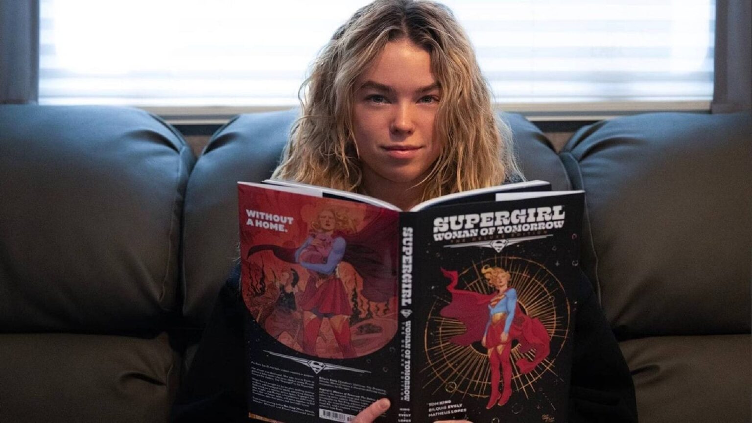 Milly Alcock è Supergirl nell'immagine ufficiale