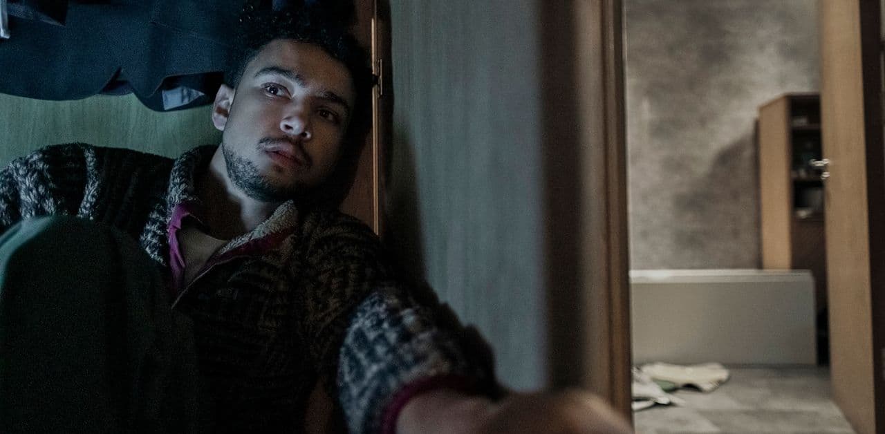 Archie Madekwe in una scena di Steal - La rapina