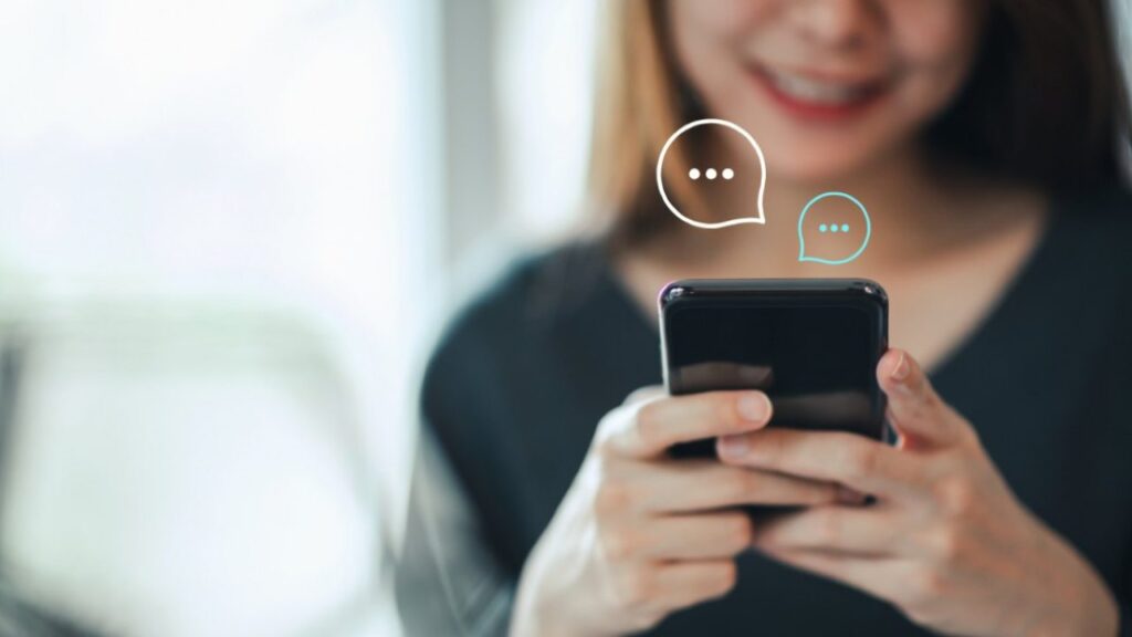 WhatsApp rompe i confini: messaggi anche verso altre piattaforme, ma attenzione alla tua privacy Chat smartphone