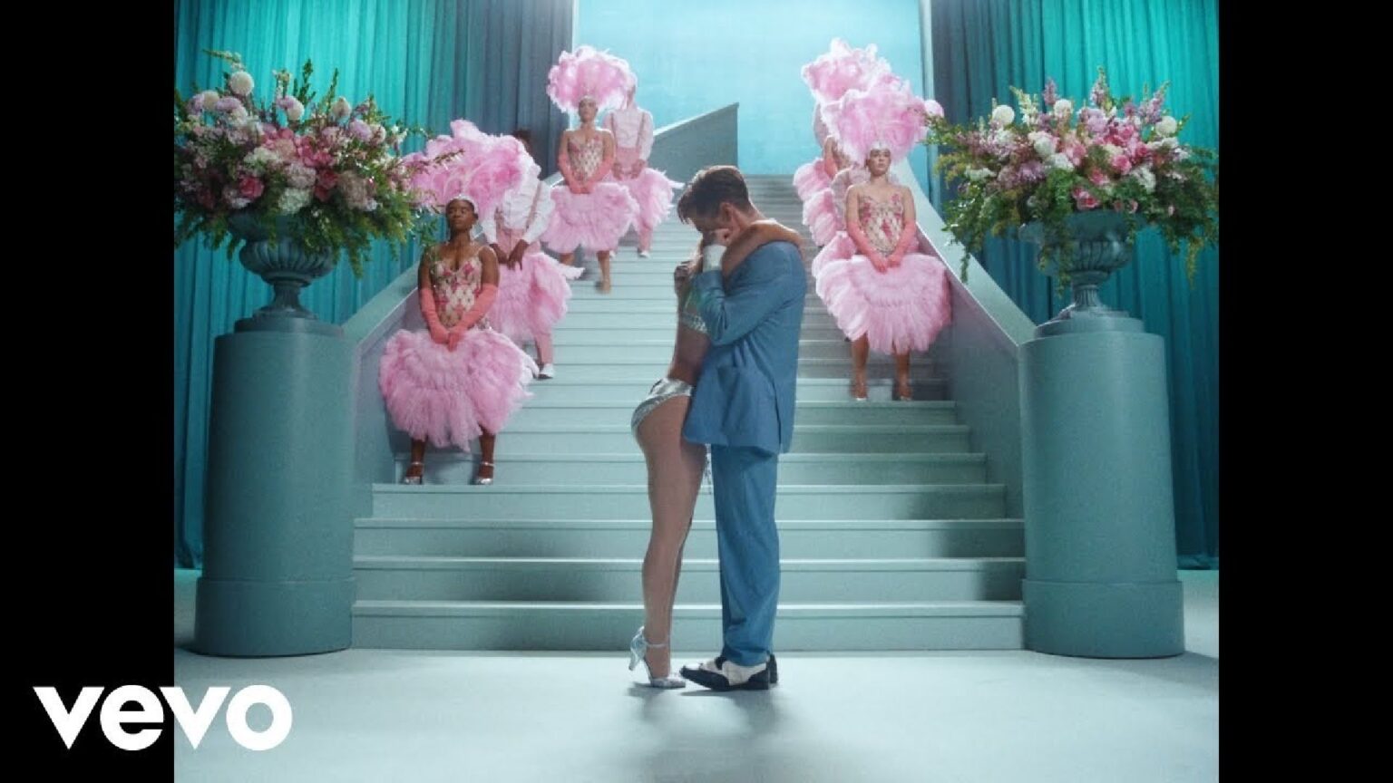 Damiano David in un'immagine dal video di Born with a Broken Heart