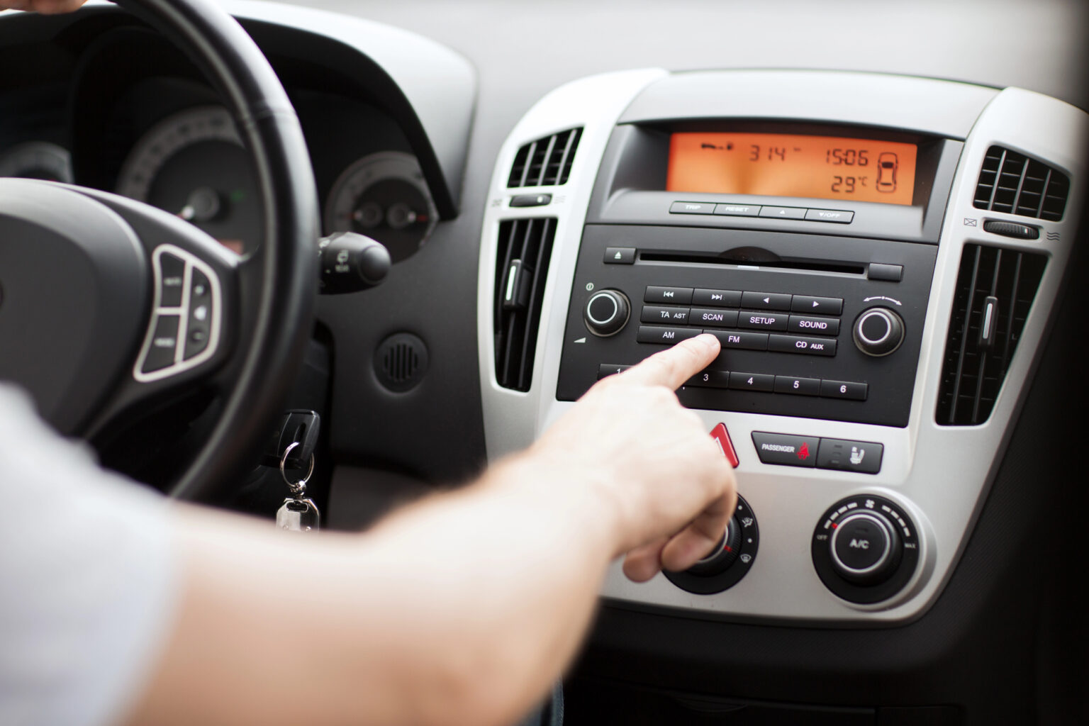 Radio in auto - Depositphotos