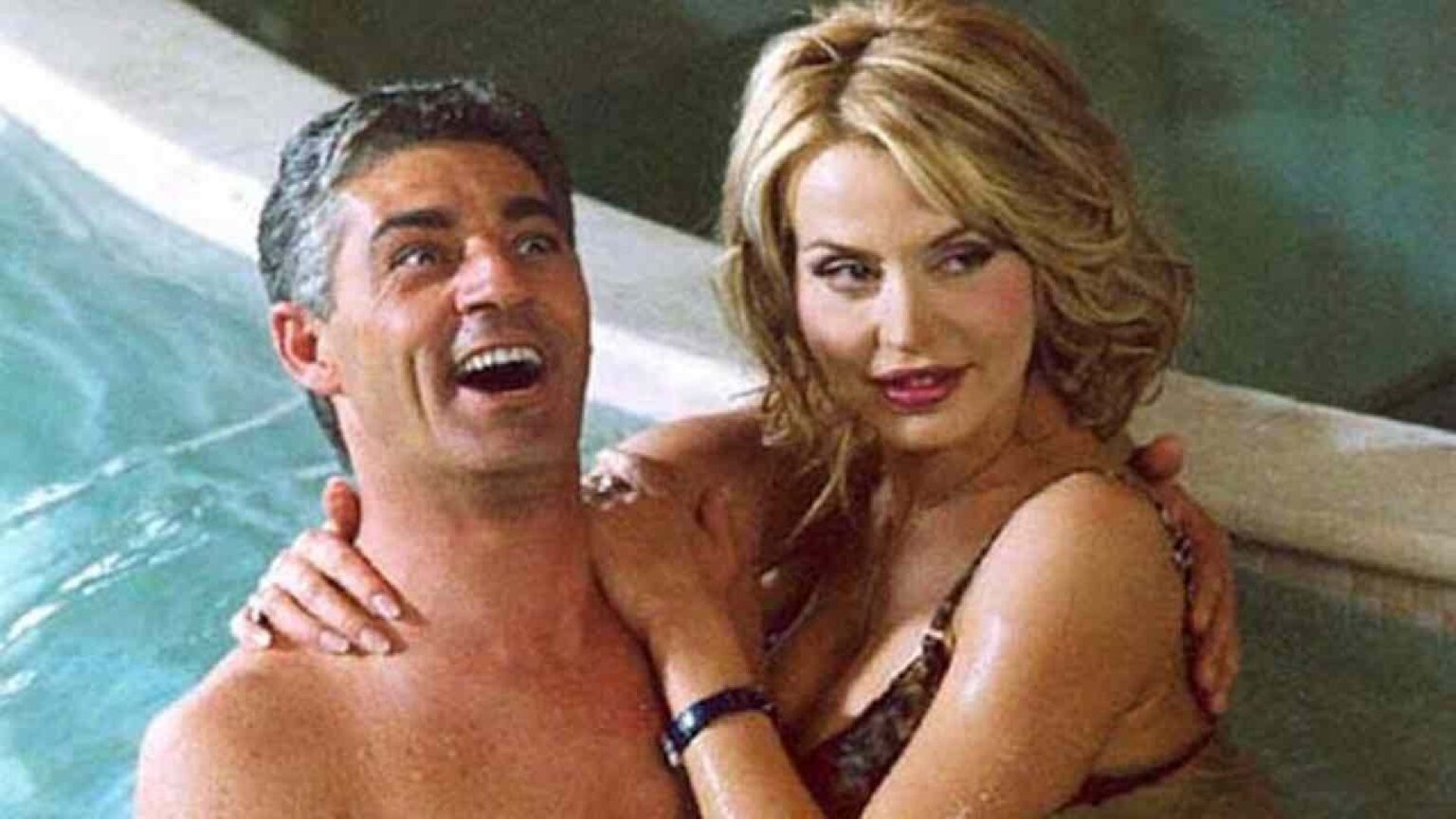 Valeria Marini e Biagio Izzo in una scena di In questo mondo di ladri - Medusa