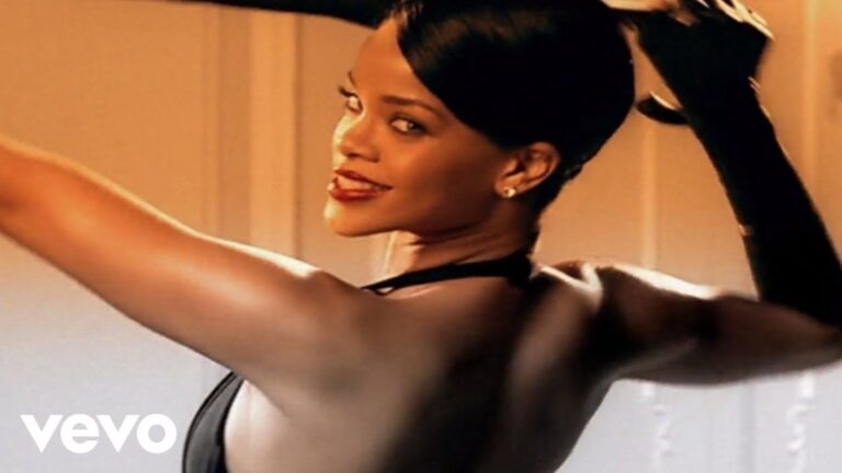 Rihanna nel video di Umbrella