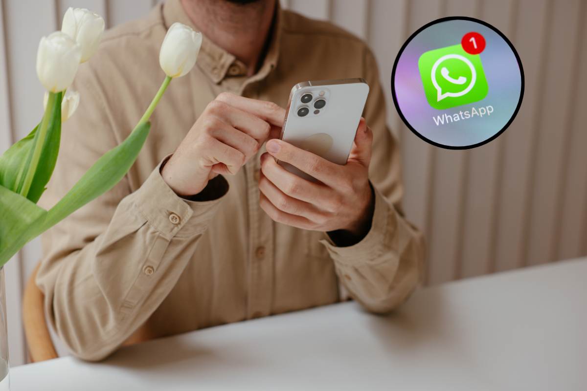 Uomo smartphone logo WhatsApp