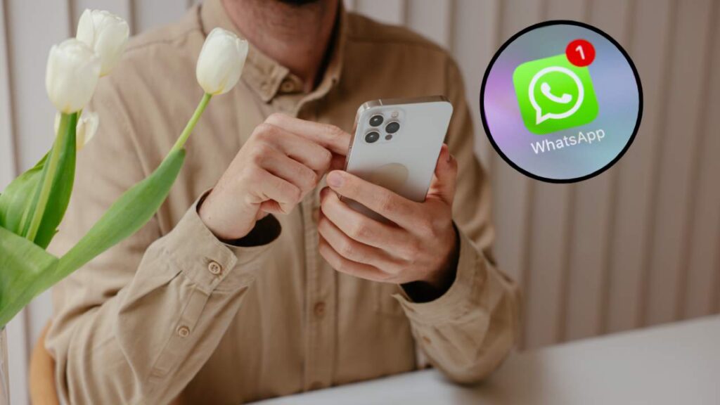 Uomo smartphone logo WhatsApp