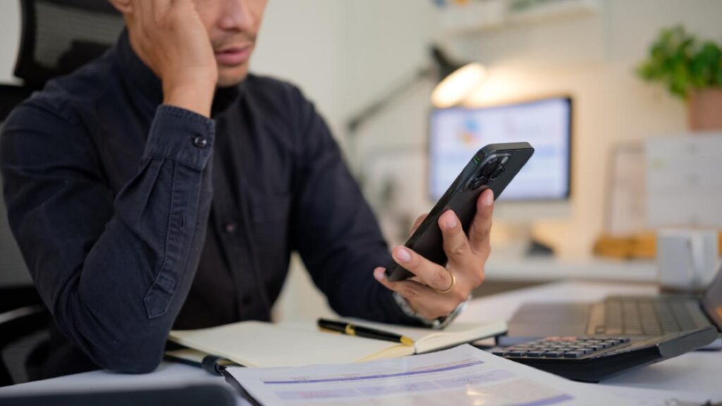 WhatsApp, attiva subito questa funzione o rischi di perdere chat e dati personali: ecco cosa devi fare Uomo smartphone