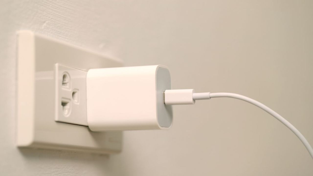 Caricabatterie, uso sbagliato e conseguenze