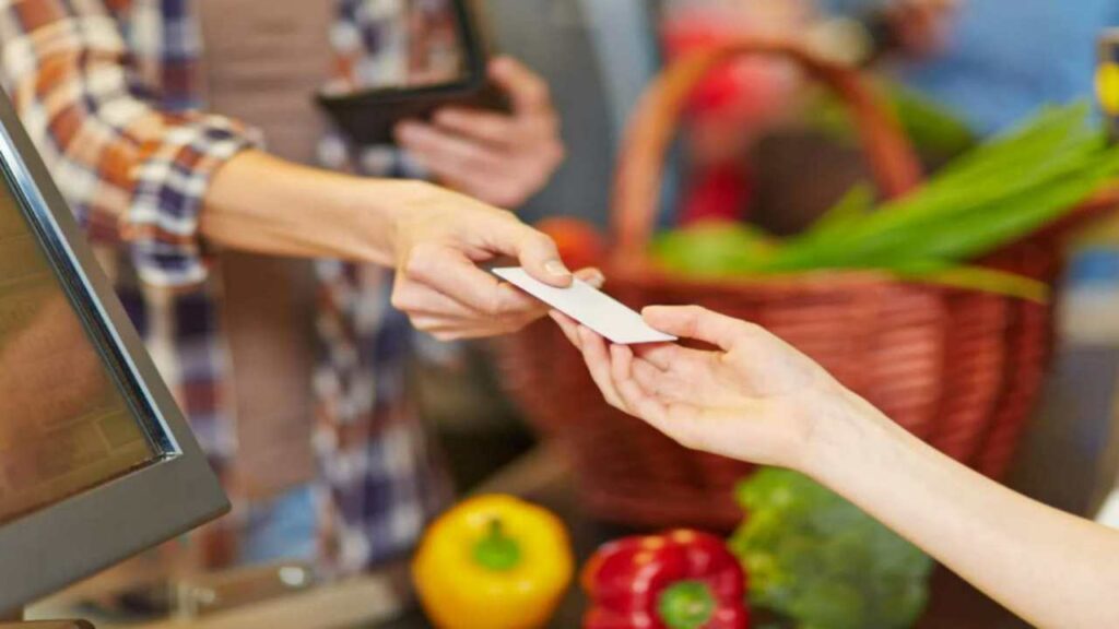 Paghi la spesa e neanche te ne accorgi: in 24 ore ti svuotano il conto con la truffa della “Carta Bianca” pagamento spesa supermercato