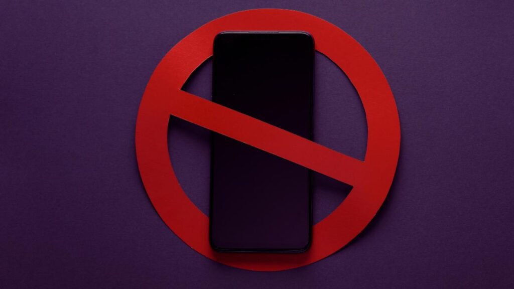 Obbligati a spegnere il cellulare a tavola: nuova regola nei ristoranti