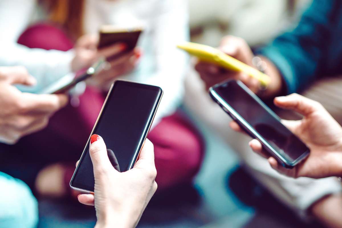 Obbligati a spegnere il cellulare a tavola: nuova regola nei ristoranti