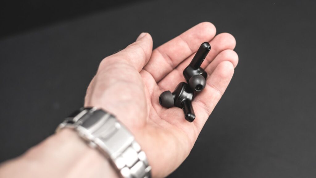 Auricolari Bluetooth sotto attacco: ti ascoltano anche quando sono spenti (e non lo sai nemmeno) Cuffie bluetooth mano