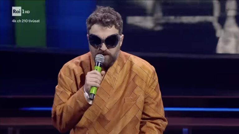 Dargen D’Amico a Sanremo 2026 con il vestito da parquet