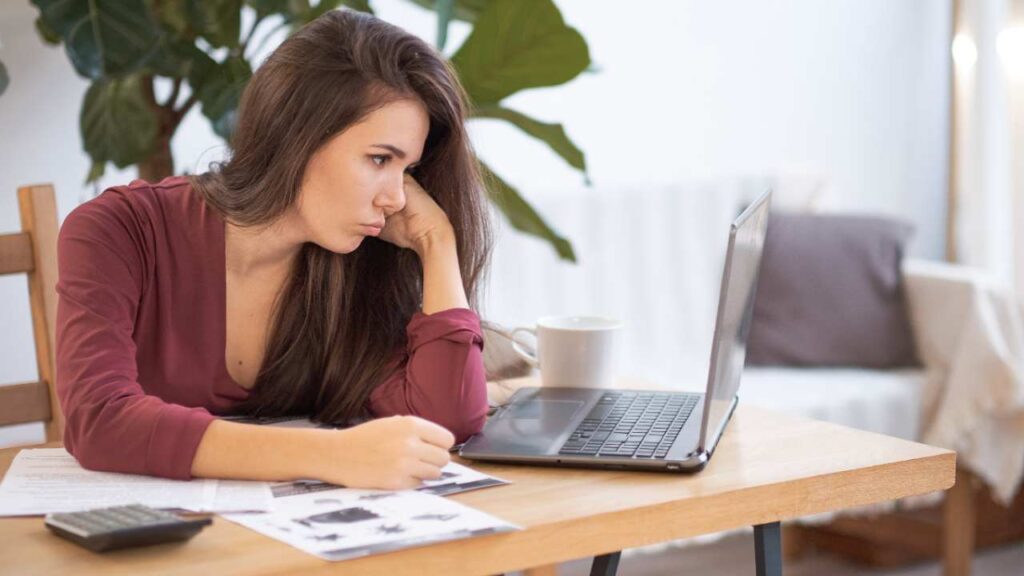 “In elenco AGCOM” su Instagram: cosa significa davvero (e perché ora lo scrivono tutti) Donna pc scrivania