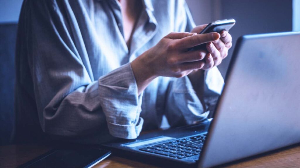 Se clicchi su questo SMS sei fregato: la truffa Autostrade che sta colpendo tutti Donna smartphone pc