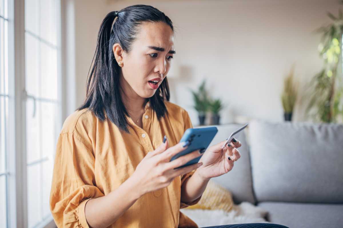 Donna smartphone carta