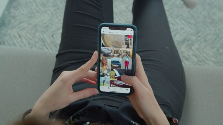 Donna Instagram smartphone