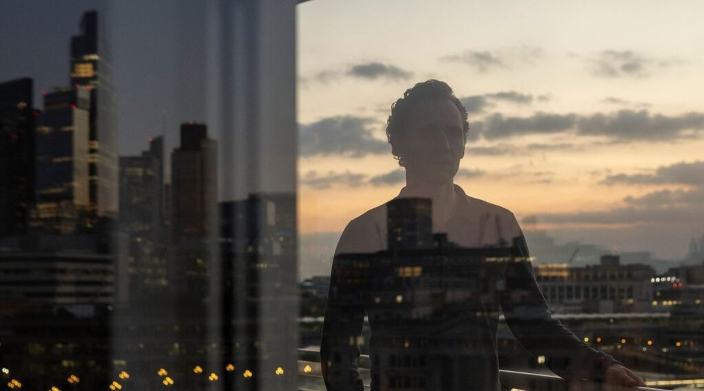 Tom Hiddleston in una scena di The Night Manager 2