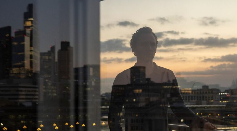 The Night Manager: un futuro da scrivere e un passato difficile da cancellare Tom Hiddleston in una scena di The Night Manager 2