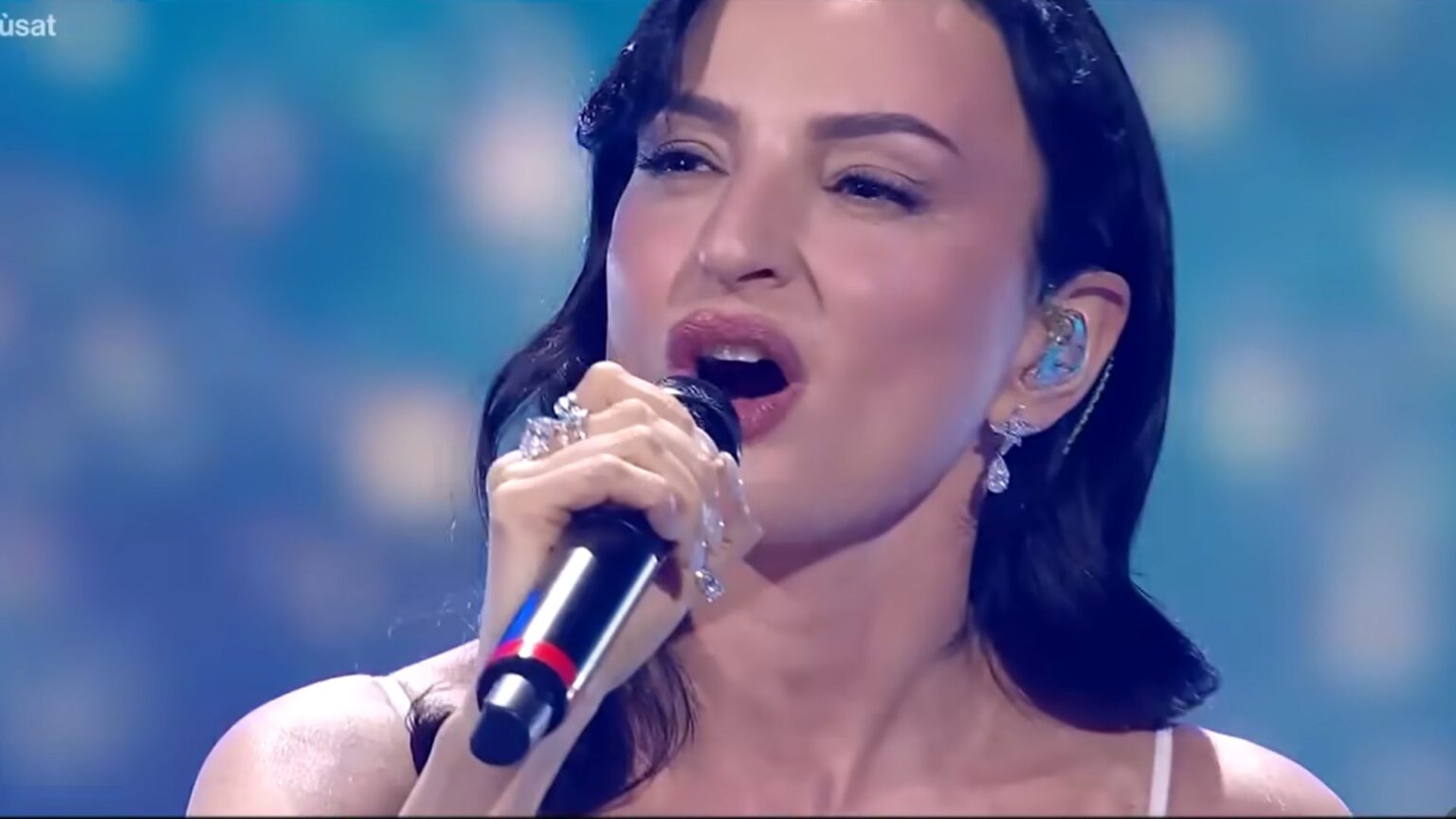 Sanremo 2027: Il web accusa Arisa di essere contro Stefano De Martino, ma la cantante nega Arisa a Sanremo 2026