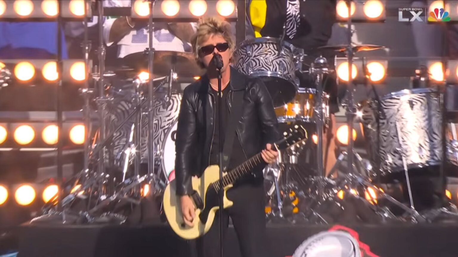 La polemica sul silenzio dei Green Day: perché al Super Bowl gli slogan scompaiono (e i social si infiammano) Super Bowl LX - Green Day