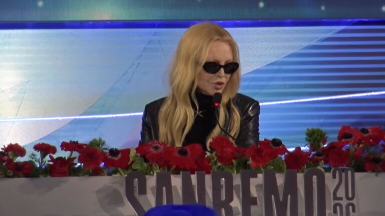 Patty Pravo cade dalla sedia a Sanremo: il video diventa virale e la reazione della cantante spiazza tutti Patty Pravo a Sanremo 2026