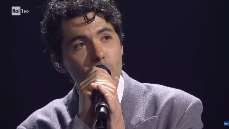 Multe sul parabrezza e scale sfidate: Fulminacci insegna come si “vince” contro la sfortuna all’Ariston Fulminacci a Sanremo 2026
