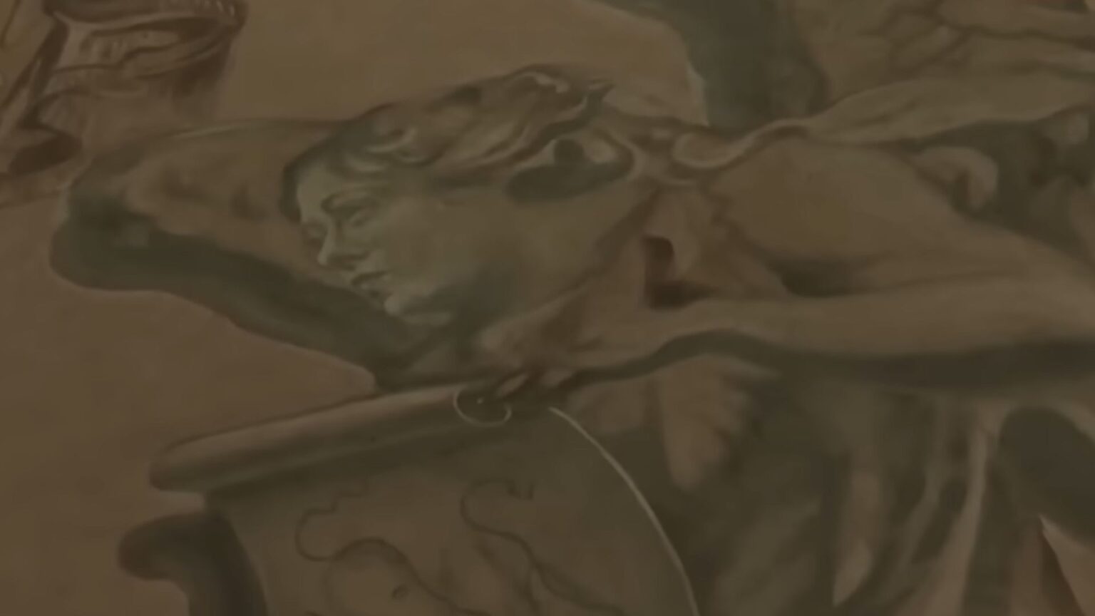 Il volto di Giorgia Meloni su un angelo in una basilica romana