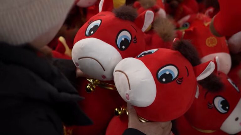 Il cavallino che non sorride spopola online: cosa rappresenta per milioni di giovani Il cavallo triste è diventato virale